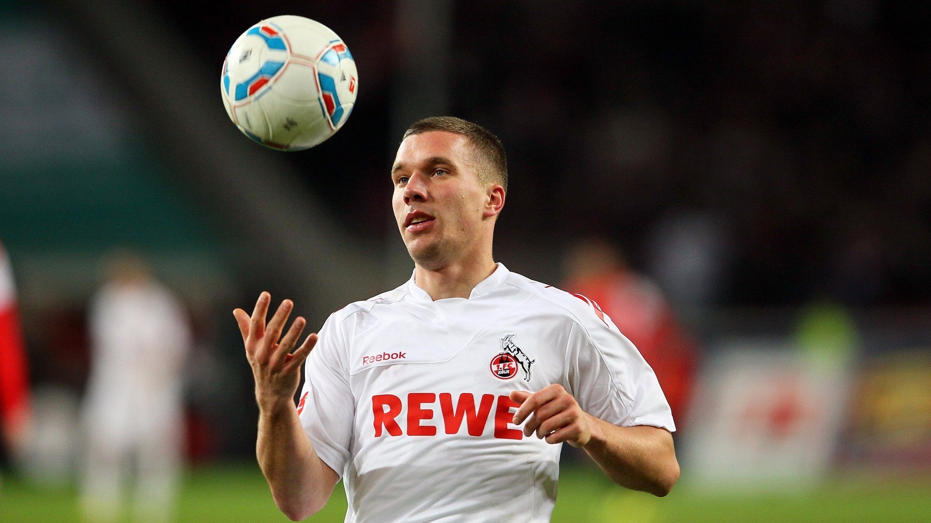 星空体育-德利赫特加盟曼联，增强防线，德利赫特穿过几号球衣